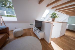 a living room with a white cabinet and a tv at Viereinhalb Eichen - Ferienwohnung am Niederrhein in Goch
