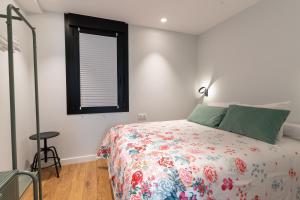 A bed or beds in a room at O Feixoal