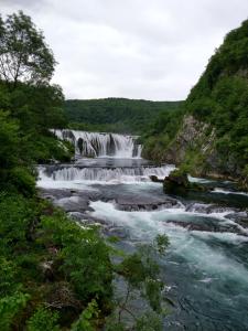 uma cascata no meio de um rio em Seosko domacinstvo Halil em Ćukovi