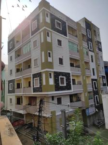 un edificio alto con muchas ventanas en Home to explore Food, History & Shopping, en Hyderabad