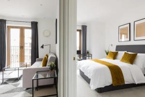 Llit o llits en una habitació de Apartment- St Albans with WiFi & Close to Station