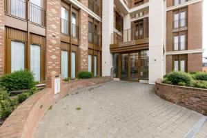 a brick building with a walkway in front of it at Apartment- St Albans with WiFi & Close to Station in Saint Albans