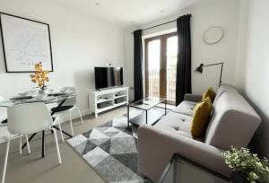 Area tempat duduk di Apartment- St Albans with WiFi & Close to Station