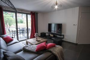 TV i/ili multimedijalni sistem u objektu SUPERB apt with BALCONY in BRIANÇON