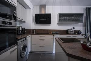Kuhinja ili čajna kuhinja u objektu SUPERB apt with BALCONY in BRIANÇON