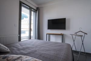 TV i/ili multimedijalni sistem u objektu SUPERB apt with BALCONY in BRIANÇON