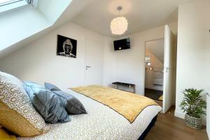 um quarto com uma cama com almofadas azuis em LOVELY ! T2 de standing face à la rade em Larmor-Plage