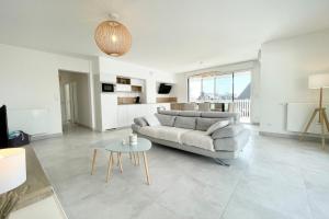 un soggiorno con divano e tavolo di Spacieux appartement neuf de standing Hyper Cosy a Larmor-Plage