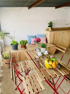 uma mesa de madeira com uma tigela de fruta em Casa Rural La abuela em El Campo