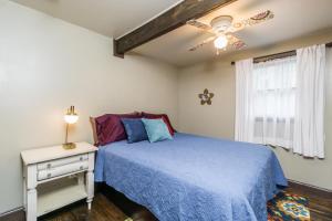 Katil atau katil-katil dalam bilik di New Listing! Designer Getaway - 2 Bedrooms, 4 Minutes to Dahlonega, Hot Tub