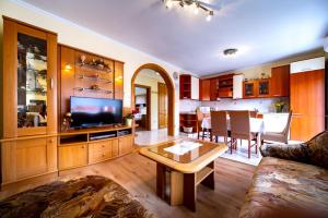 Kuchyňa alebo kuchynka v ubytovaní Apartment in Lopar with balcony, air conditioning, WiFi, washing machine (4886-2)