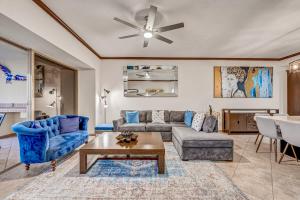 Χώρος καθιστικού στο Sonoran Sky 1102 Luxury with Views!