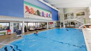 uma grande piscina interior com pessoas na água em Sea Crest Beach Resort em Falmouth