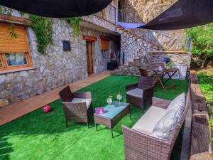 A garden outside Chalet in La Omañuela near Ski Resort