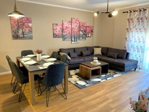 sala de estar con sofá y mesa en EKA Luxury Two-Bedroom Premium Apartment, en Durrës