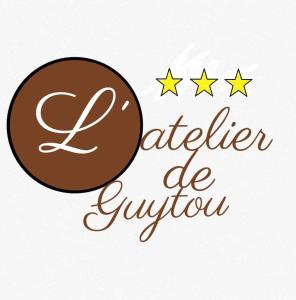 una señal para una panadería con una dona de chocolate y tres estrellas en L'atelier de Guytou et Spa en Cheval-Blanc