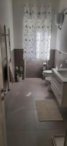 łazienka z umywalką i toaletą w obiekcie Casa Al Lago w mieście Bolsena