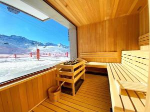 een sauna met uitzicht op een besneeuwd veld bij Alberta Hotel & Spa in Val Thorens
