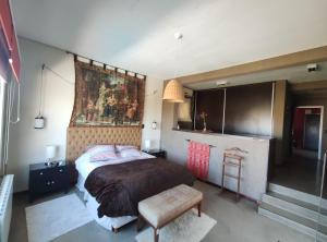 een slaapkamer met een bed en een schilderij aan de muur bij Casa Laderas de Chacras de Coria in Chacras de Coria