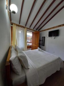 Un pat sau paturi într-o cameră la Casa Lewana