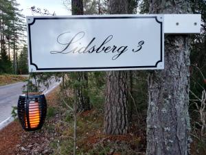 Certifikát, hodnocení, plakát nebo jiný dokument vystavený v ubytování Lidsbergs torp i Ölme från år 1910 Ett eget mysigt torp med kakelugn, lågt i tak, sovrum med dubbelsäng och 2 enkelsängar på loft med snedtak bäddsoffa i v-rum trädgård med gasgrill
