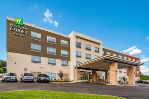 アシュボロにあるHoliday Inn Express & Suites - Asheboro by IHGの駐車場に車が駐車されているホテルの建物