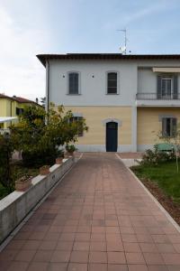 uma entrada que conduz a um edifício branco em Casa Alina- Art House em Foligno