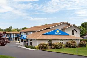 vista para a frente de um edifício hospitalar em Days Inn by Wyndham Middletown/Newport Area em Middletown