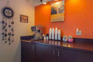 אביזרים להכנת קפה ותה ב-Motel 6-Hannibal, MO