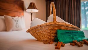 a wicker basket sitting on top of a bed at Best Western Ponderosa Lodge in Sisters