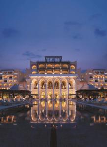 un gran edificio con luces encendidas delante de él en Shangri-La Qaryat Al Beri, Abu Dhabi, en Abu Dabi