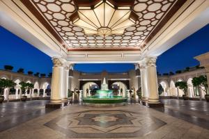 Blick auf die Lobby eines Resorts mit einem Brunnen in der Unterkunft Shangri-La Qaryat Al Beri, Abu Dhabi in Abu Dhabi