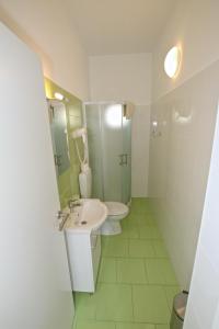 Koupelna v ubytování Solaria Apartments Porec + 15 fotografií