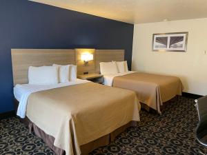 um quarto de hotel com duas camas num quarto em Americas Best Value Inn Roosevelt/Ballard em Roosevelt