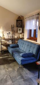niebieską kanapę w pokoju z łóżkiem w obiekcie Chata V Lukách w Jabloncu nad Nysą