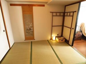 um quarto com 2 beliches e uma luz no chão em Asayake em Tóquio