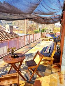 a patio with a table and chairs on a balcony at Hotel Nativo in Santiago