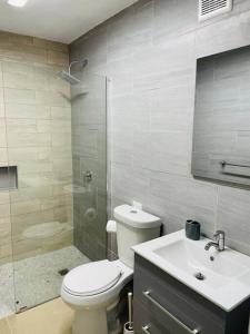 Ванная комната в California Apartments