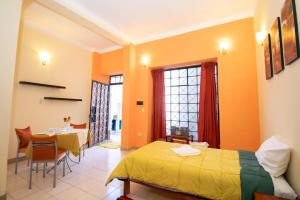 a hotel room with a bed and a table and chairs at Apartment in the Plaza de Armas Cusco in Cusco