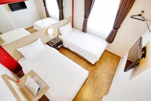 an overhead view of a hotel room with two beds at Easy Planet Pattaya in Pattaya