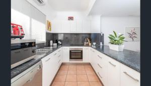 Η κουζίνα ή μικρή κουζίνα στο Modern 2 bedroom townhouse - Four Mile Beach Escapes