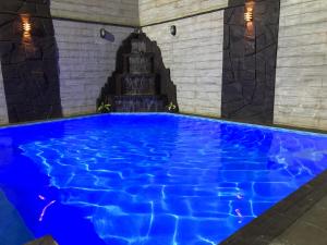 a swimming pool in a house with blue water at Casa com piscina em Balneário Camboriú in Balneário Camboriú