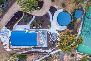 een uitzicht over een zwembad in een park bij Carpe Mykonos - BRAND NEW HOME - bushland retreat in Margaret River Town