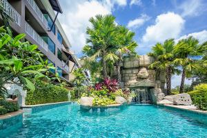 Bazén v ubytování Maikhao Palm Beach Resort - SHA Plus nebo v jeho okolí
