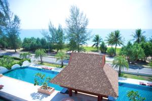 Bazén v ubytování Maikhao Palm Beach Resort - SHA Plus nebo v jeho okolí