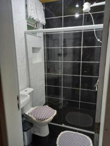 Um banheiro em CHALÉ POUSADA DO SONHO Guapimirim-RJ