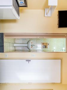 a kitchen with a counter and a sink at Hotel Macuco in São Paulo