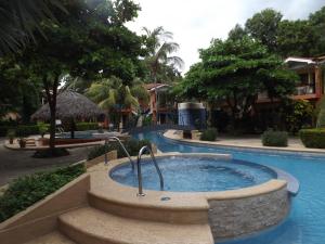 bañera de hidromasaje en el centro de un complejo en Room in Condo - Nice condo to vacation in Playas del Coco, en Coco