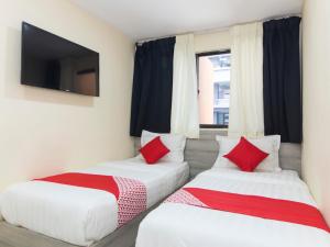 En eller flere senge i et værelse på OYO 552 Hotel Kl Centre Point