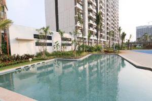 een zwembad voor een groot gebouw bij NOCHE - 2 bedroom Skyhouse Apartment BSD in Tangerang